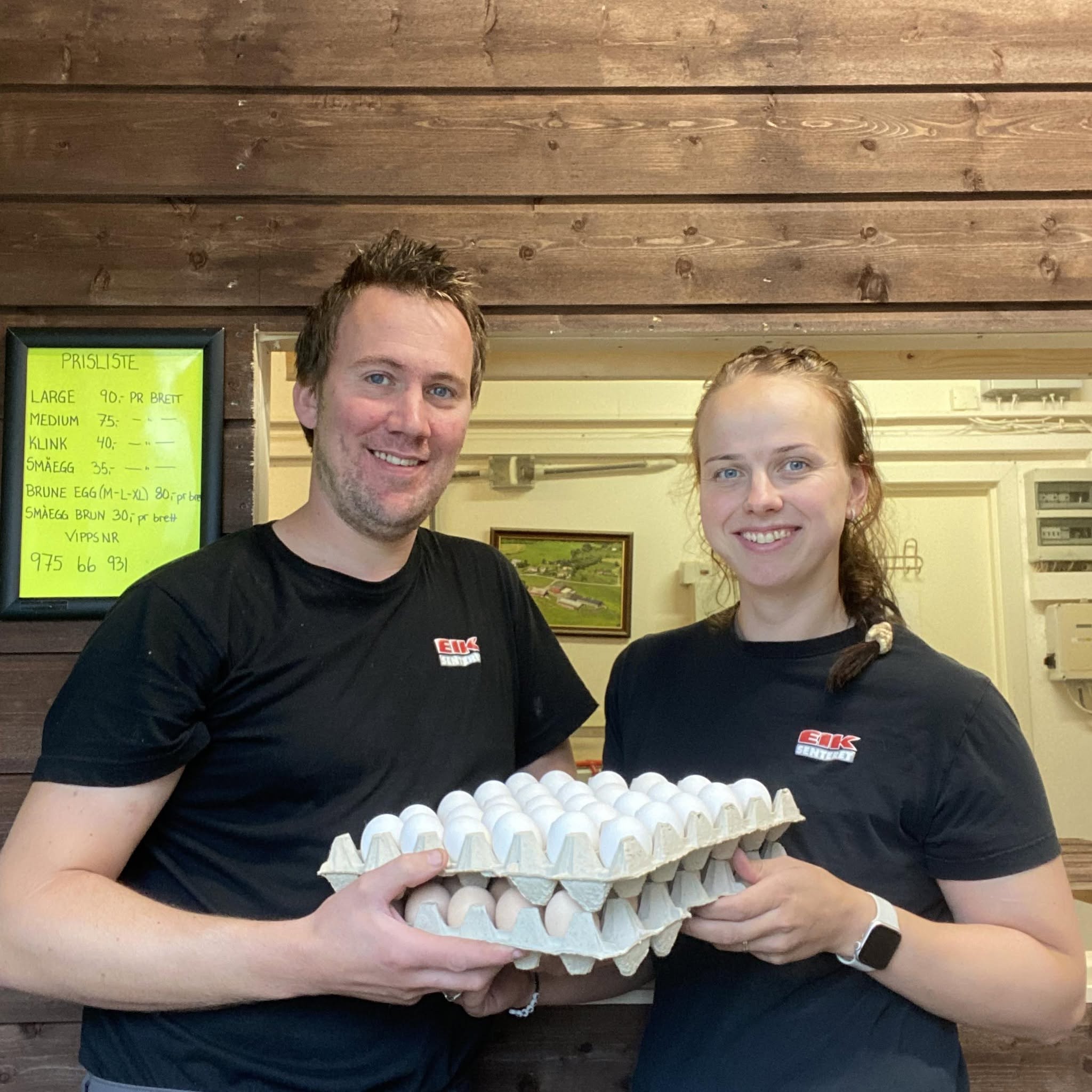 Daniel og Elise Olsen med et brett egg på Østheim gård